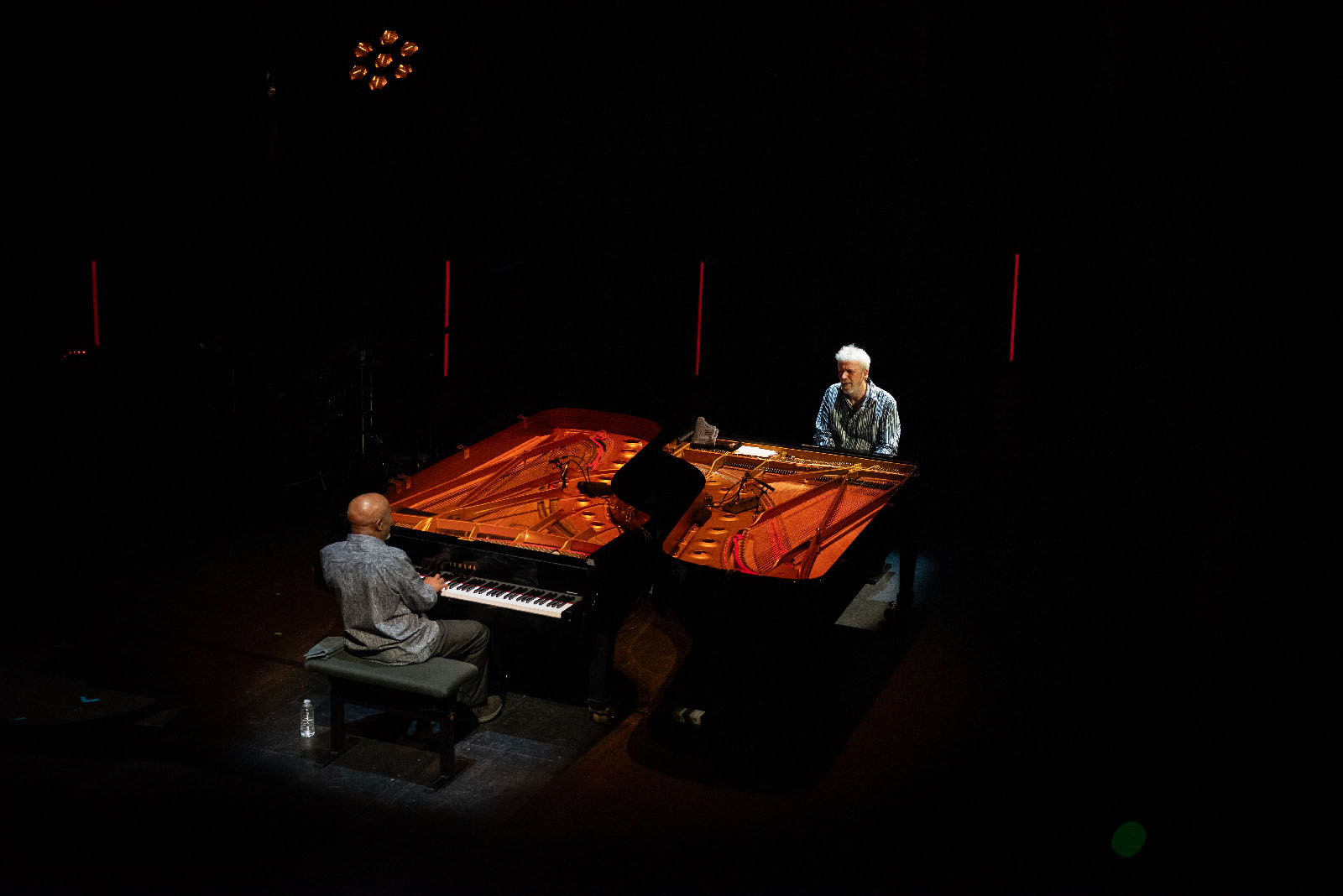 Deux hommes se font face derrière leurs pianos respectifs